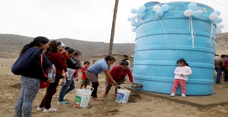 Comuna entrega tanque de mil litros a pobladores del cerro Cabras en Alto Trujillo