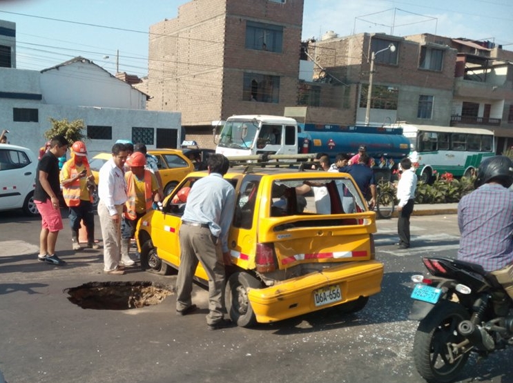 Trujillo: dos pasajeros heridos al caer taxi a un forado en la Av. Nazareth
