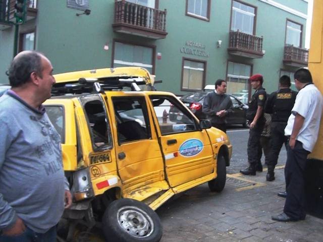 Patrullero "inteligente" chocó contra taxi en el centro histórico de Trujillo
