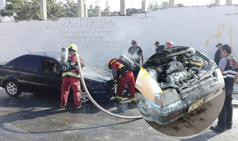Trujillo: dos autos se incendian por falla en el sistema eléctrico
