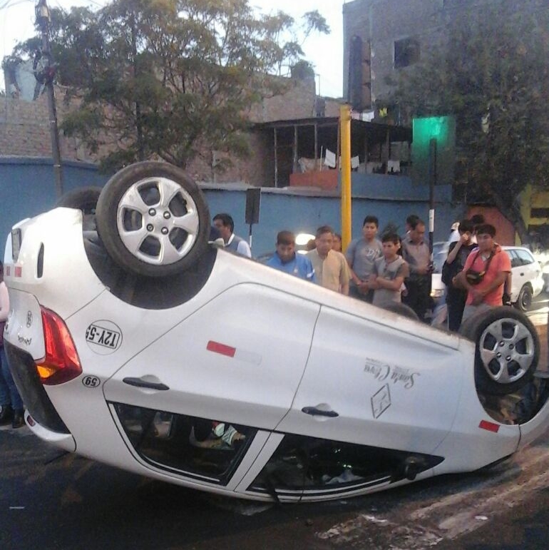 Trujillo: Conductor salva de morir en volcadura de taxi