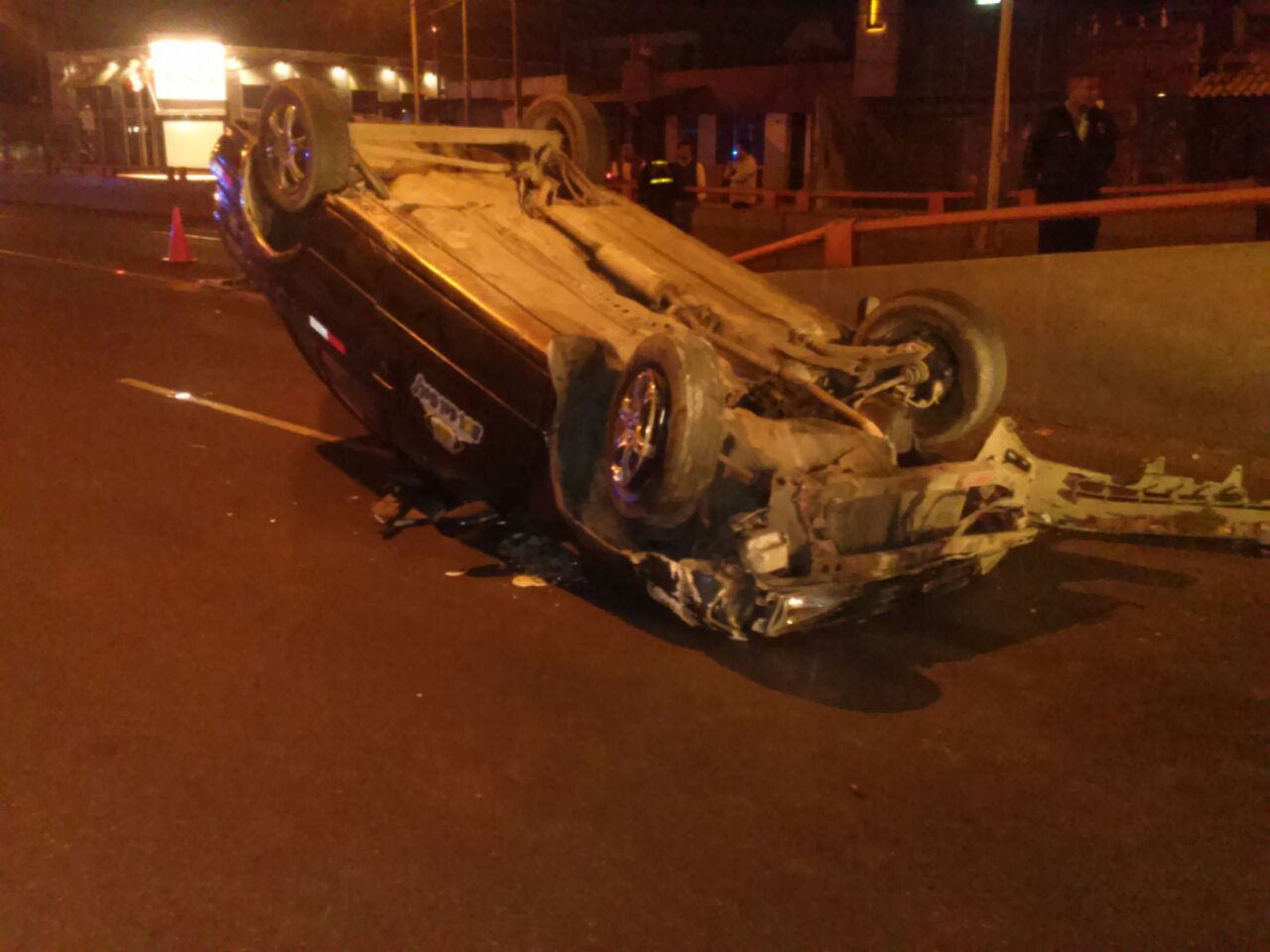 Auxilian a chofer de taxi que se volcó