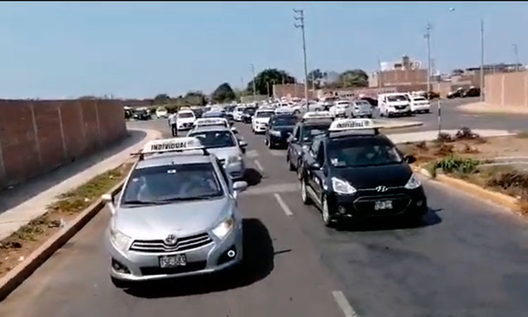 Taxistas trujillanos realizaron plantón por el alza del precio del GLP