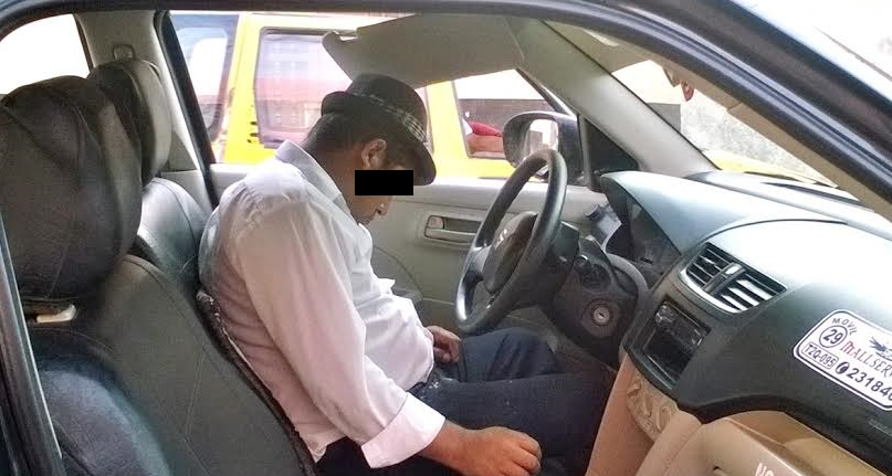 Taxista ebrio que se quedó “peligrosamente” dormido al volante de su auto