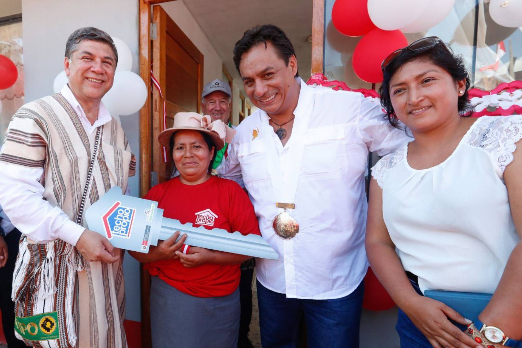 Ministro de Vivienda entrega obras de “Techo Propio” en Chao y Trujillo