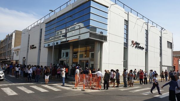 Gobernador de La Libertad cede colegios al Banco de la Nación para cobro de segundo bono universal