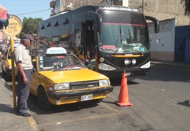 Transportistas recogen pasajeros en vía pública por aumento de precio en terminal