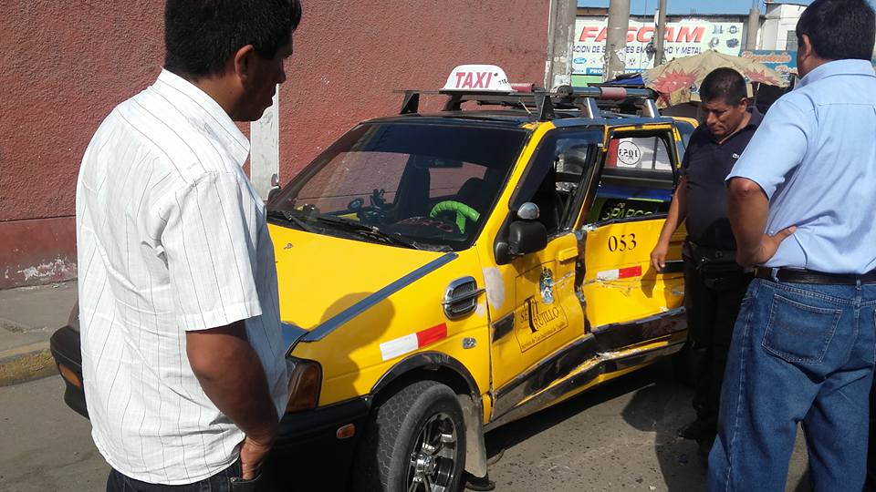 Trujillo: Camión arrastra a tico y deja herido a conductor 