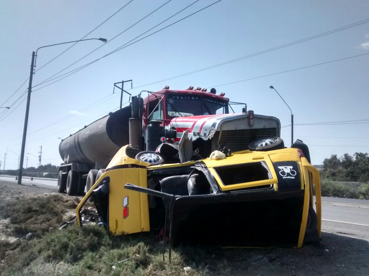 Salaverry: Taxista se debate entre la vida y la muerte tras choque con cisterna