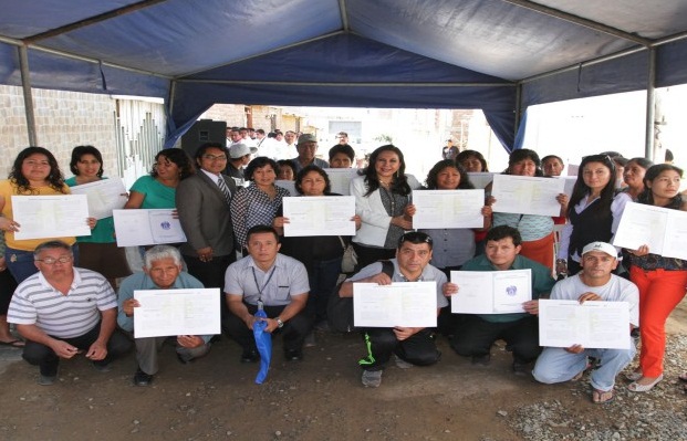 57 familias de “Los Ángeles” y “la Isla de Mampuesto” recibieron títulos de propiedad