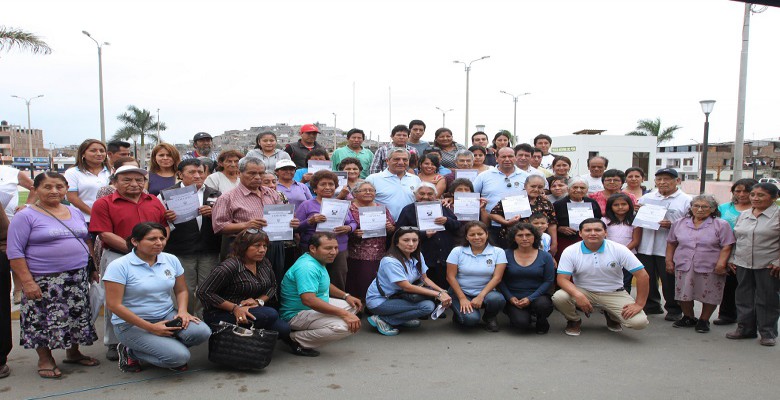 El Porvenir: Elidio Espinoza entrega títulos de propiedad a 50 familias