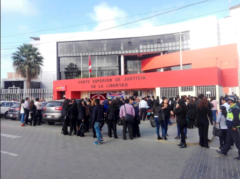 Trabajadores del Poder Judicial  iniciaron huelga esta mañana en todas las sedes de La Libertad