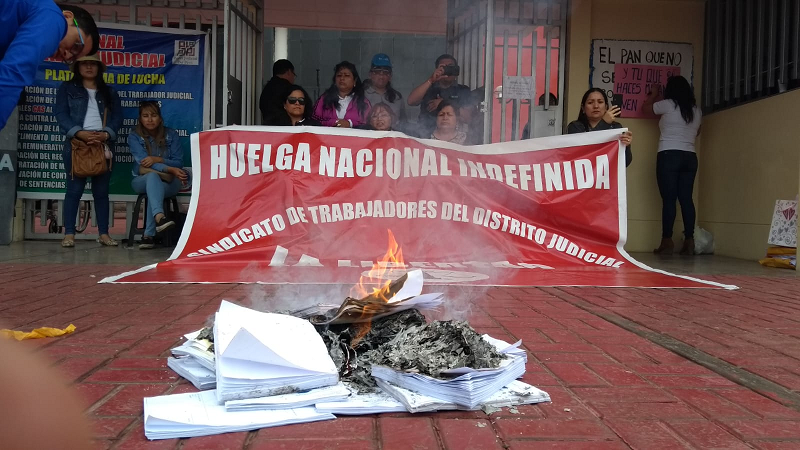 Trabajadores del Poder Judicial 'queman expedientes' en exteriores de la Corte de Justicia