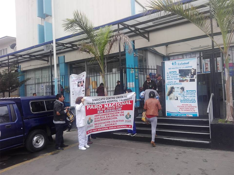 Trabajadores de EsSalud acataron paro por escala salarial