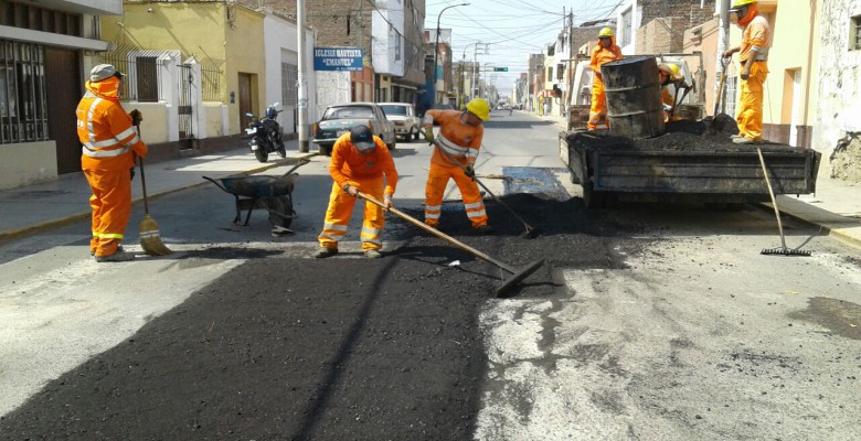 Trujillo: continúan trabajos de rehabilitación de pistas dañadas por desborde de quebradas