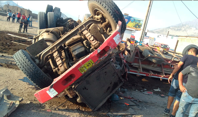 Tráiler se despista en Moche e impacta contra taxi dejando dos heridos