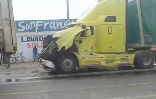 Choque de cisterna y tráiler deja un herido en cruce a Salaverry