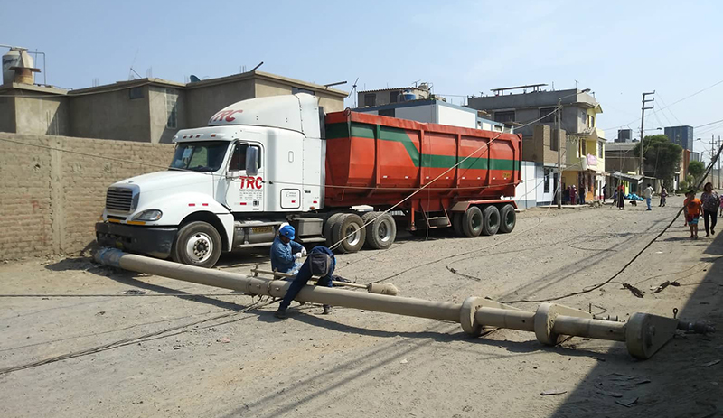 Trujillo: tráiler derriba postes de media tensión y deja sin luz a varias familias