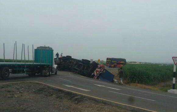 Tráiler vuelca en óvalo Chicama y pierde toneladas de fideos