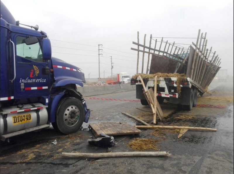 Huanchaco: tráileres chocan por alcance en la Panamericana Norte
