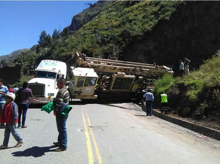 Vehículos quedan varados por bloqueo de tráiler en Otuzco
