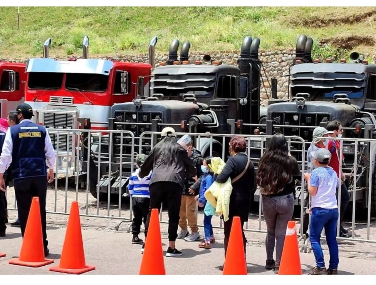 Los Transformers son sensación en Cusco: familias y turistas se toman fotos con vehículos