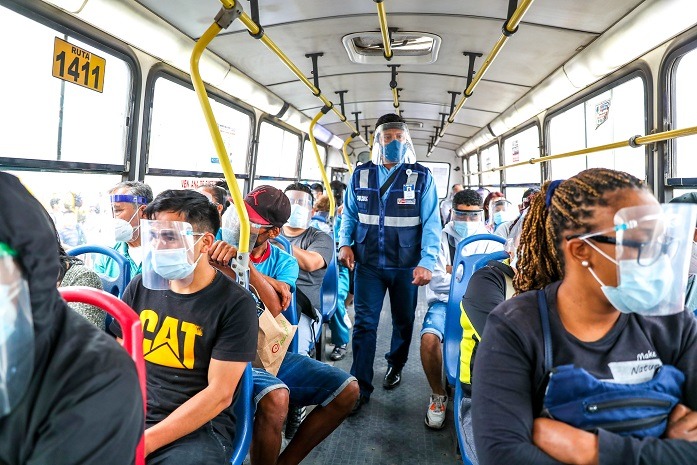  Vehículos de transporte público urbano pueden circular en regiones de nivel extremo