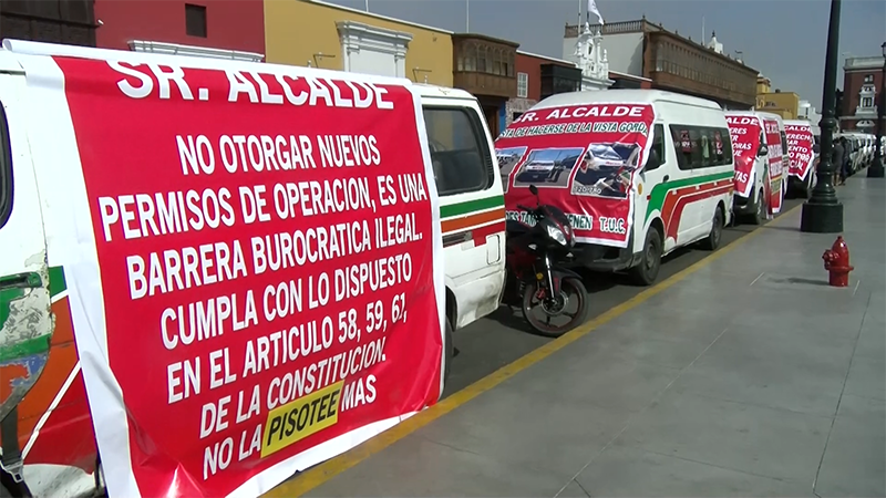 Transportistas se atrincheran frente a comuna de Trujillo