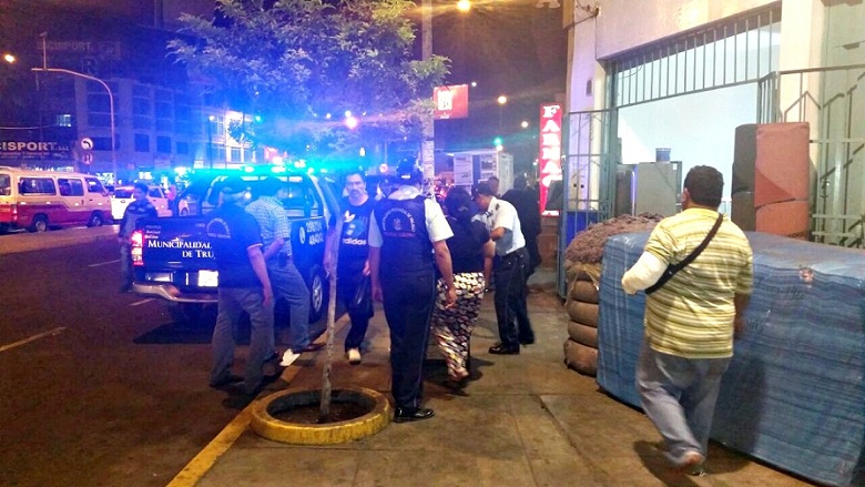 Nuevamente retiran a prostitutas y travestis de la Plazuela Bolívar