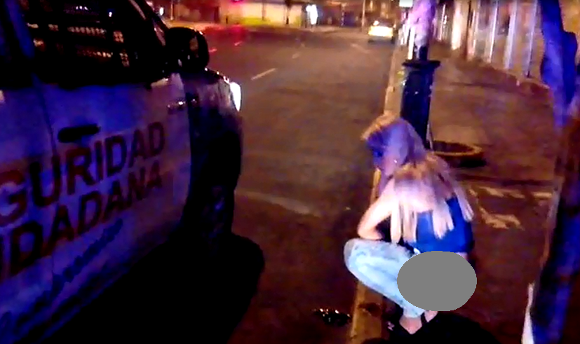 Intervienen a travestis que utilizaban la vía pública como urinario (Vídeo)