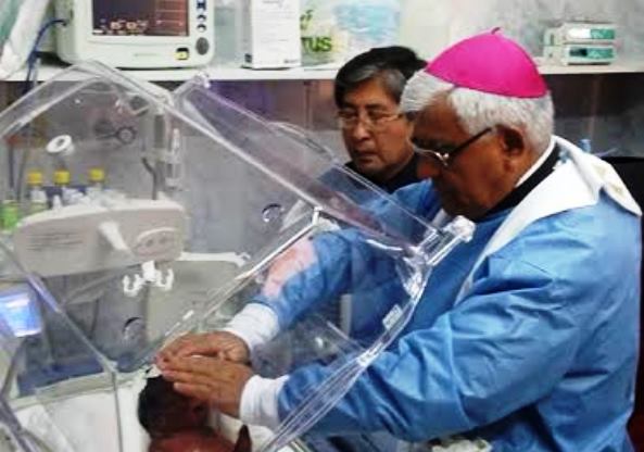 Arzobispo de Trujillo llega hasta hospital para bendecir a bebé con extraña enfermedad a la piel