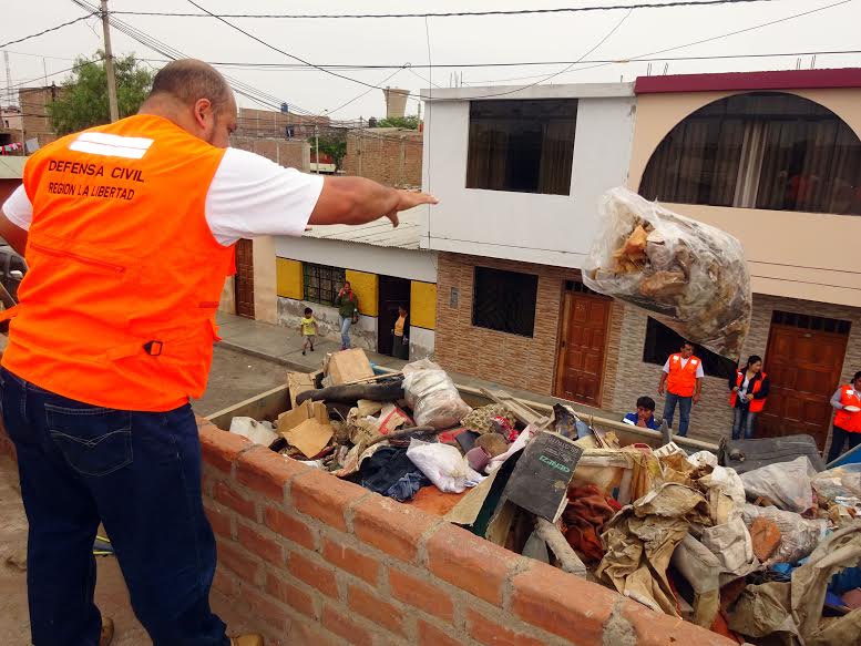 Retiran 120 toneladas de basura de los techos de  viviendas en Ascope y Trujillo