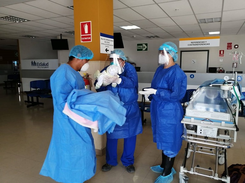 Trujillo: bebé de madre con covid-19 fue dado de alta del hospital de Alta Complejidad