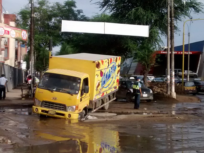 Camión de helados se hunde en vía del centro histórico de Trujillo