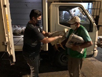 Trujillo:  Iglesia lleva ayuda con 1700 pollos a trabajadores del Segat, y “canillitas”
