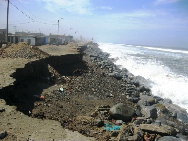 Continúan riesgos para vecinos del balneario de Buenos Aires en Trujillo
