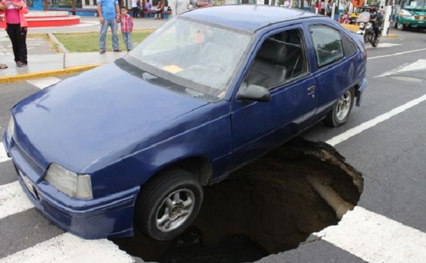 Trujillo: Hueco de 3 metros de diámetro se produjo en el asfalto de céntrica avenida