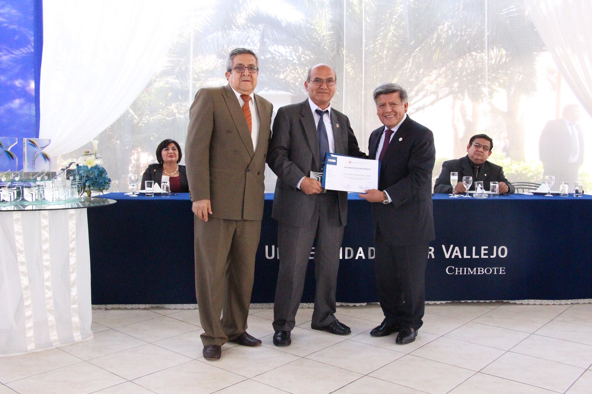 César Acuña rindió homenaje a docentes de la UCV en Chimbote