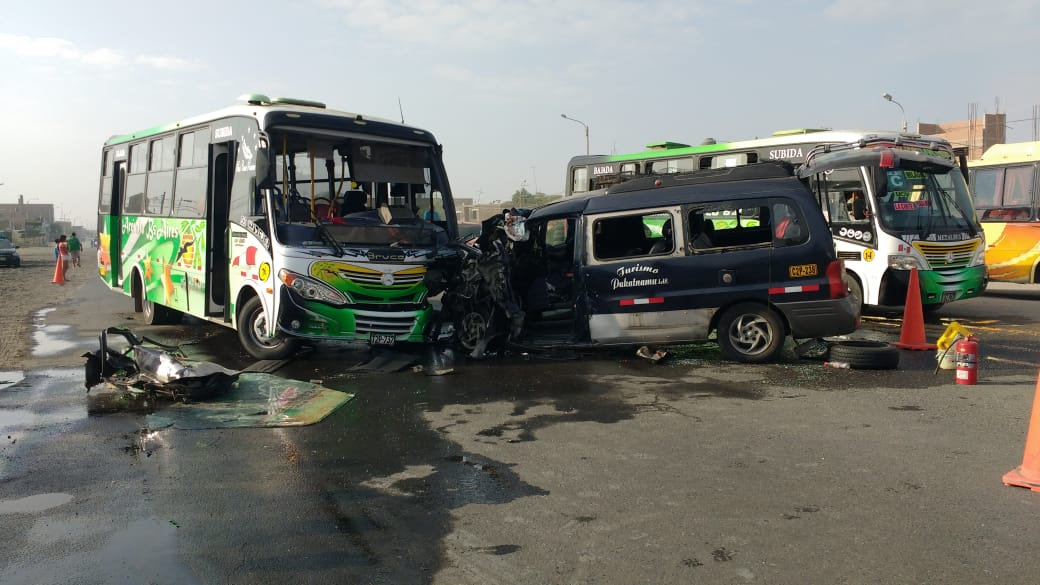 Un muerto y cinco heridos deja choque de minivan con micro en óvalo El Milagro