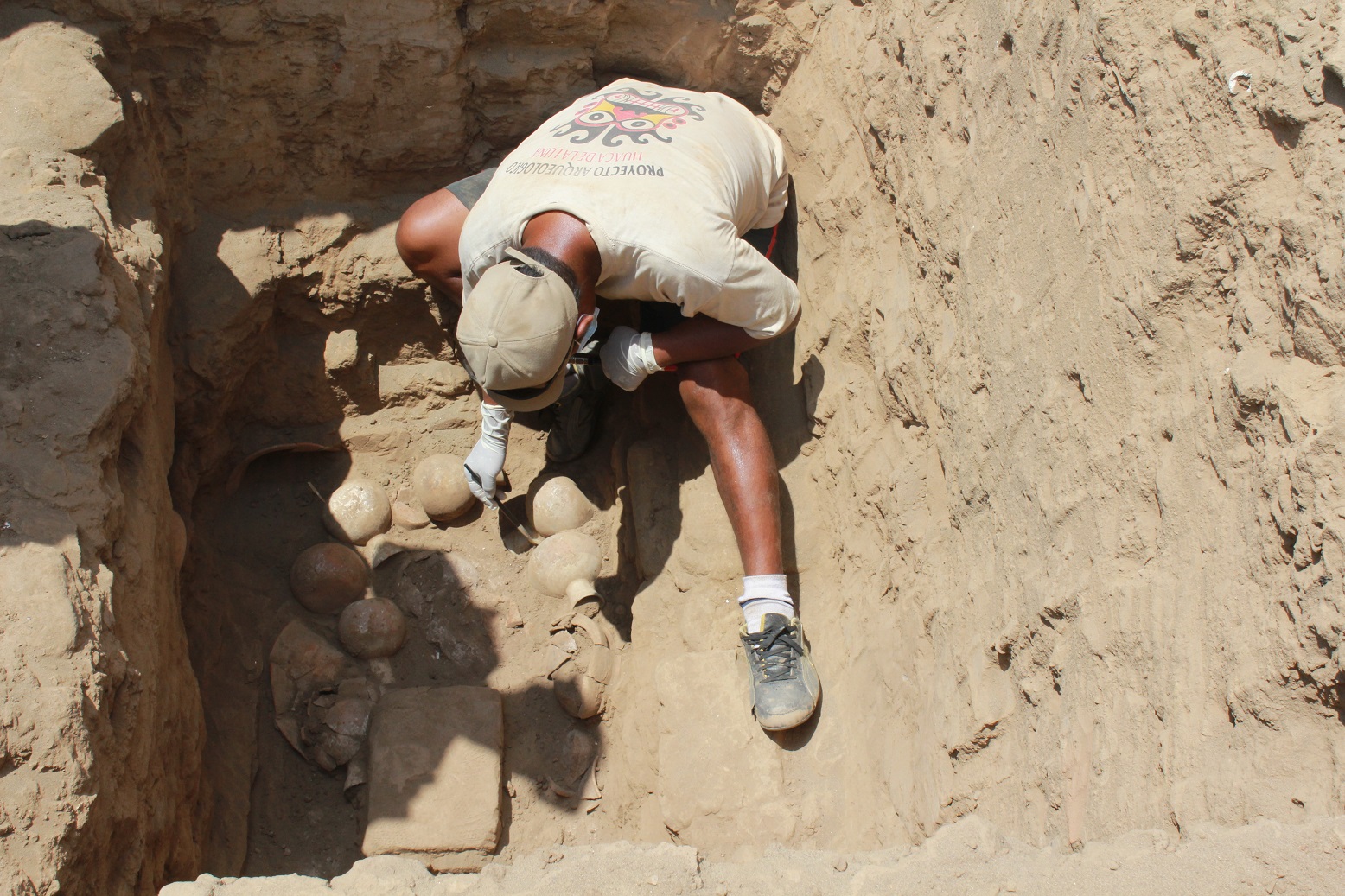Descubren fosas con sacrificios humanos en huaca del Sol y La Luna
