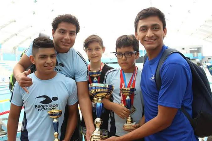 Estudiante universitario destaca como entrenador de natación 