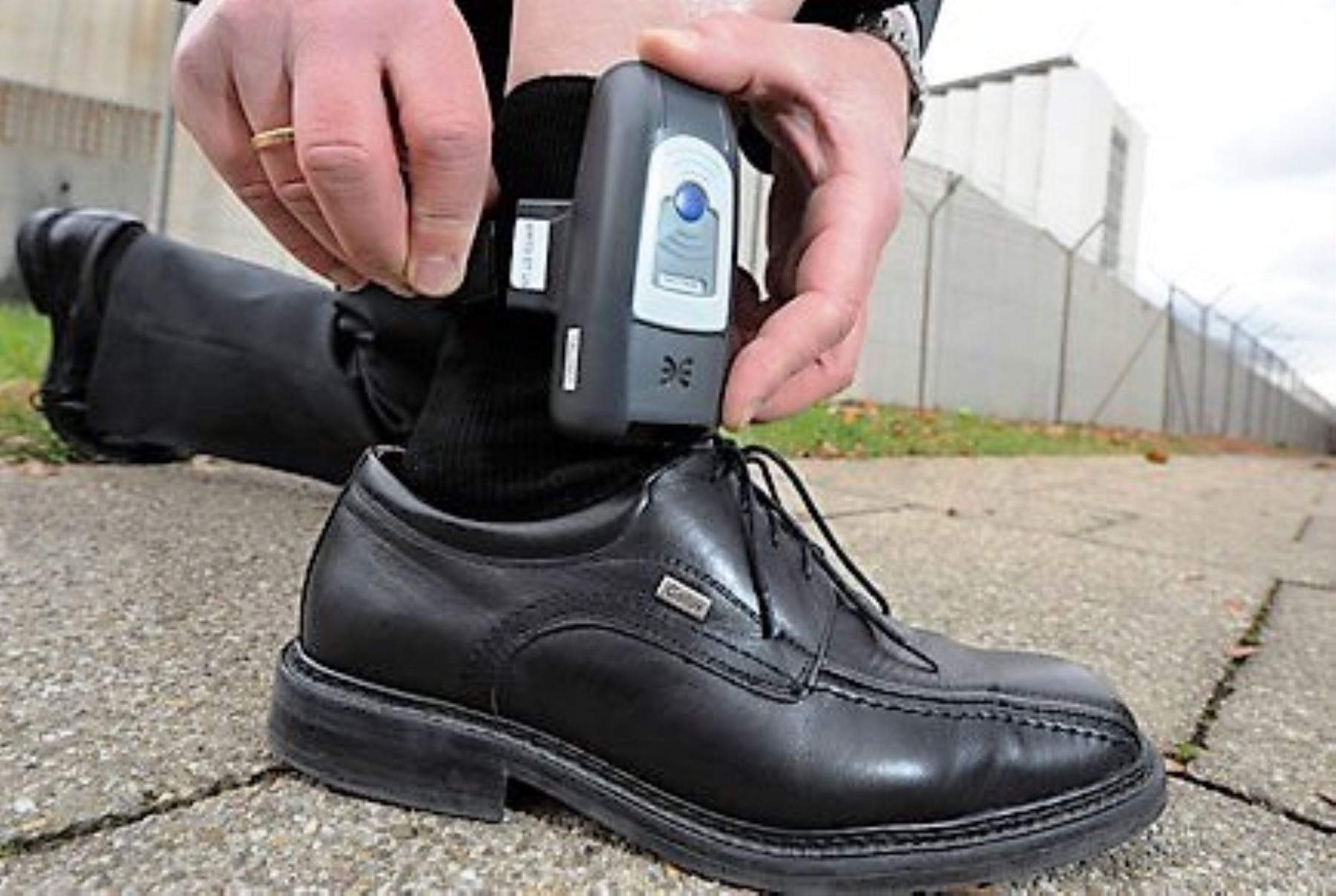 Plantean uso de grilletes electrónicos para evitar agresión de mujeres