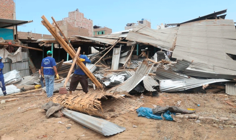 Destruyen 300 puestos de ambulantes que tugurizaban avenida en mercado La Hermelinda