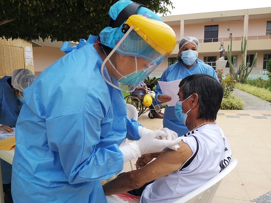 Defensoría supervisó proceso de vacunación a adultos mayores de 60 años en Trujillo