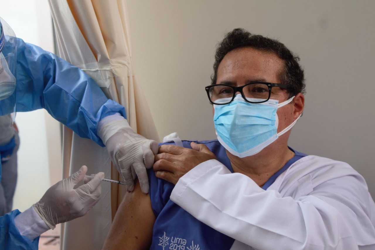 Covid-19: personal de Salud de primera línea recibe desde hoy tercera dosis de vacuna