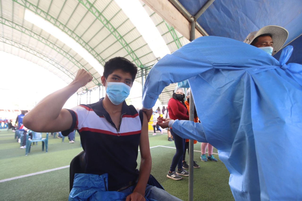 Covid-19: ministro desmiente que vacuna afecte la fertilidad de jóvenes o adolescentes