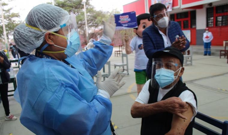En Perú el 61% de personas mayores de 60 años se aplicó la tercera dosis