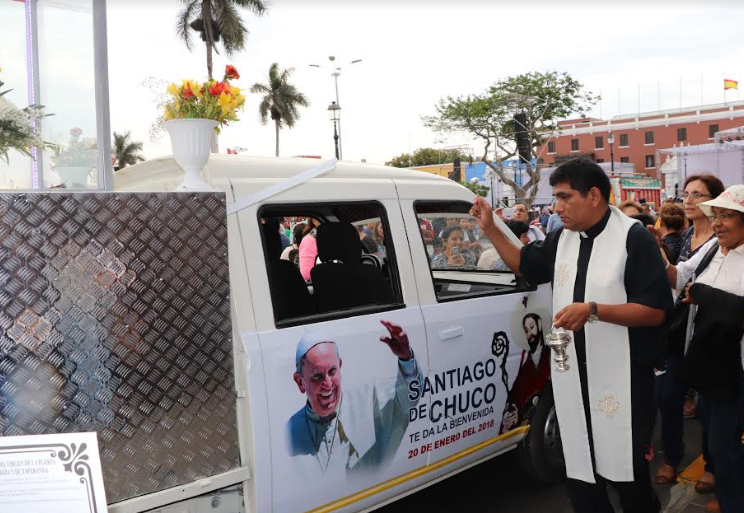 Presentan y bendicen vehículo que trasladará a Trujillo al Apóstol Santiago El Mayor