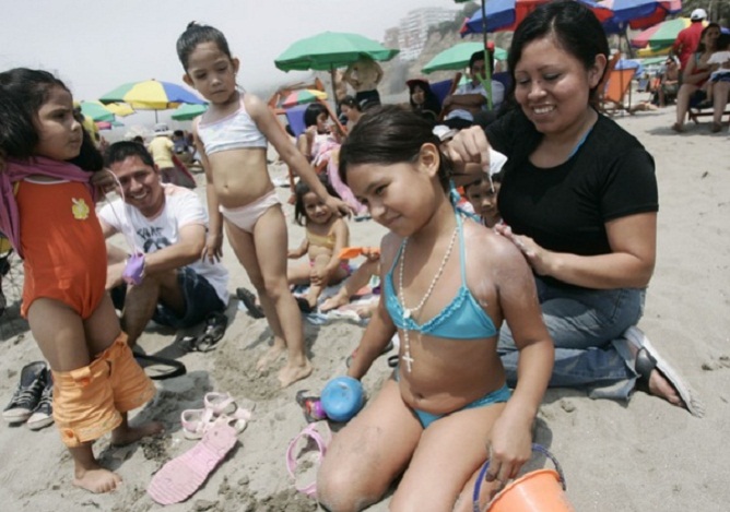  Instan a veraneantes a tomar precauciones para evitar cáncer a la piel