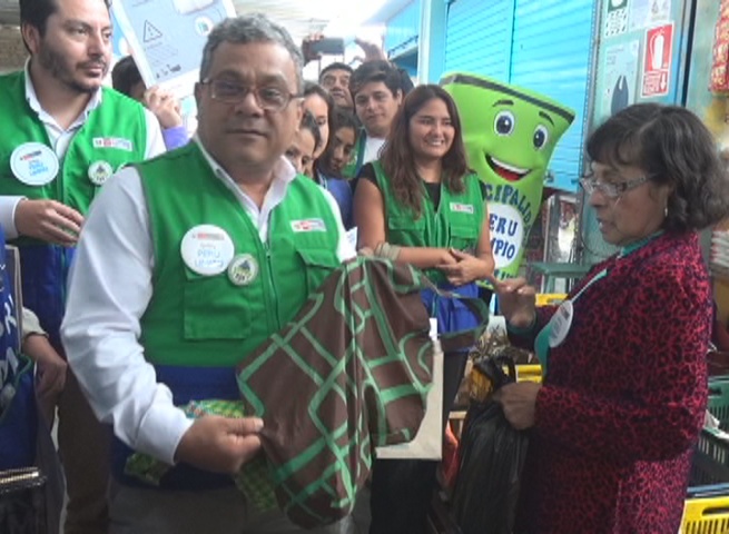 Viceministro de Gestión Ambiental recorre mercado trujillano para reducir uso de plástico